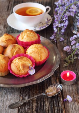 Lmon kek, çay ve çiçek açan wisteria