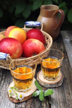 elma suyu ve kırmızı elmalar