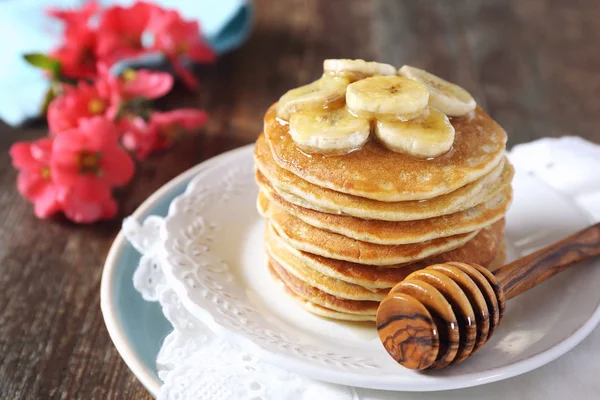 Panqueques de plátano con miel y plátanos caramelizados — Foto de Stock