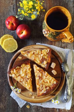 Elmalı tart, meyve ve çay