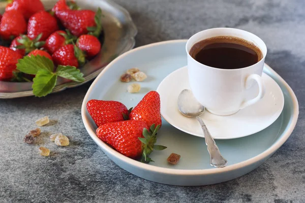 Червона полуниця і чашка чорної кави — стокове фото