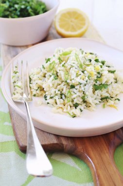 Vejetaryen yiyecekler: acılı pirinç otlar ve limon ile