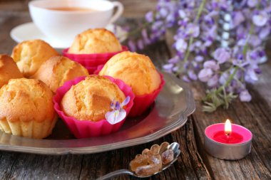 Limonlu kek, çay ve çiçekli mavi wisteria