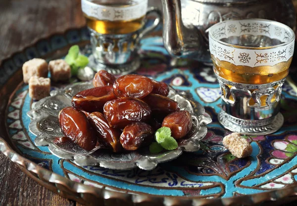 Olgun Tarih ve tatlı yeşil çay