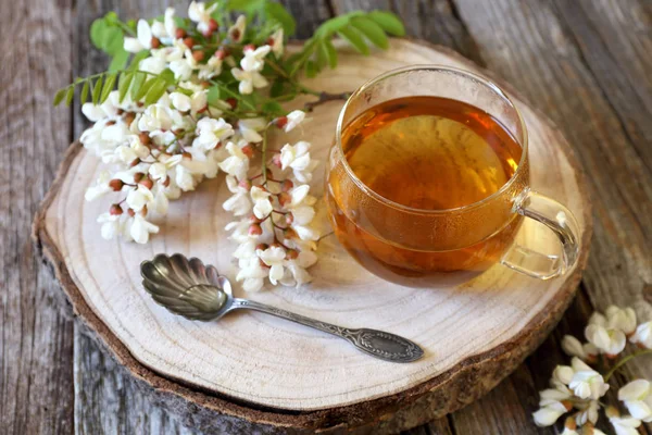 Yaz çay partisi: Bitki çayı ve çiçekli akasya