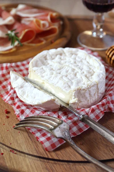 Camembert kaas, vleeswaren en rode wijn — Stockfoto