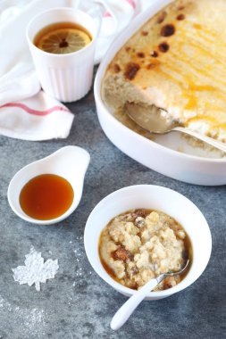 Kuru üzüm ve tarçın, akçaağaç şurubu giyinme ile yulaf ezmesi puding 