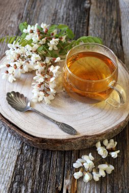 Bitki çayı ve çiçekli akasya 