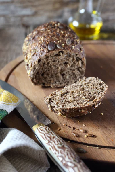 Французька чорний хліб і оливкове масло — стокове фото