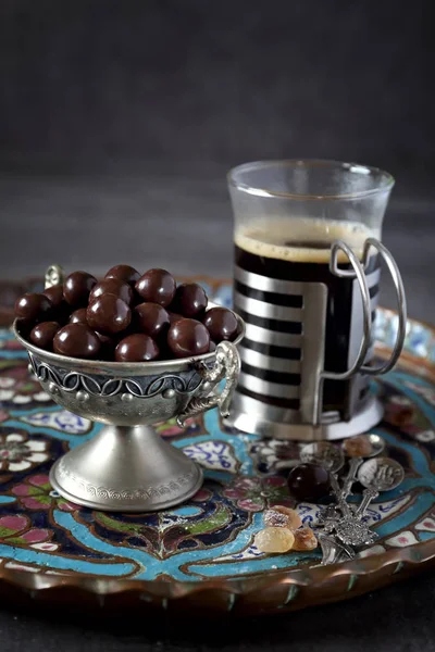 Caneca de café e gotas de chocolate — Fotografia de Stock
