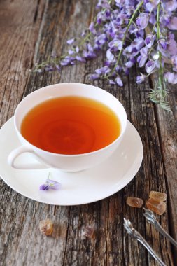 Çiçekli mavi wisteria ve çay 