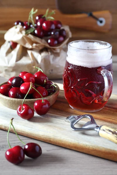 Bière artisanale aux fruits légers et cerise — Photo