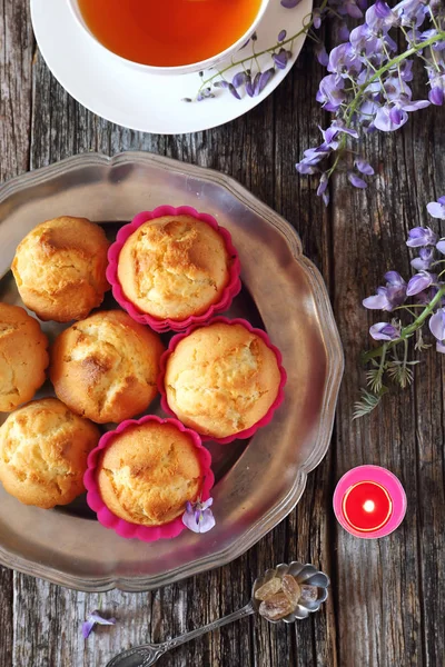 Limonlu kek, çay ve çiçekli mavi wisteria