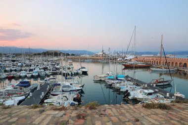  Fransa, Cote d'Azur. Antibes, eski liman, gün batımı görünümü