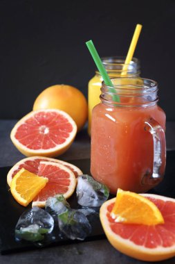 Greyfurt ve portakal suyu ve meyve