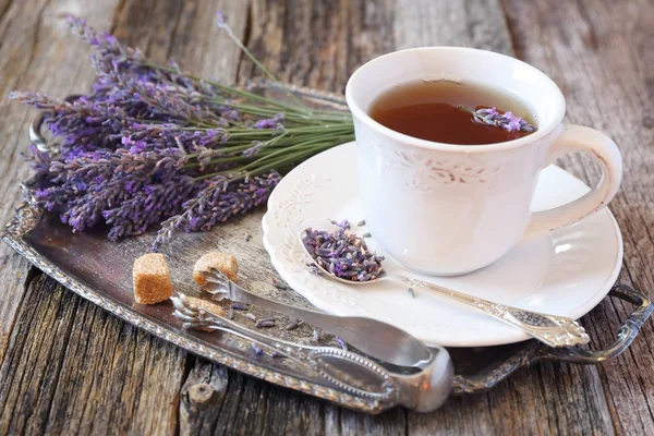 Lavanta çay, taze lavanta ve yabani papatya