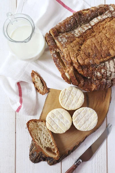 Queijo de cabra francês, leite e pão de massa — Fotografia de Stock