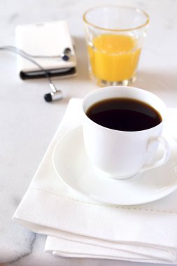 Sabah kahve, portakal suyu ve cep telefonu 