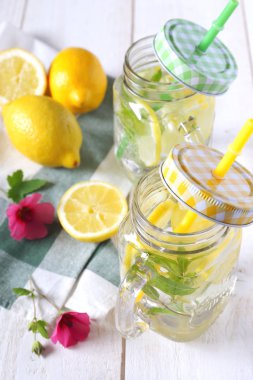 İçki ferahlatıcı serin: saf su, limon ve nane