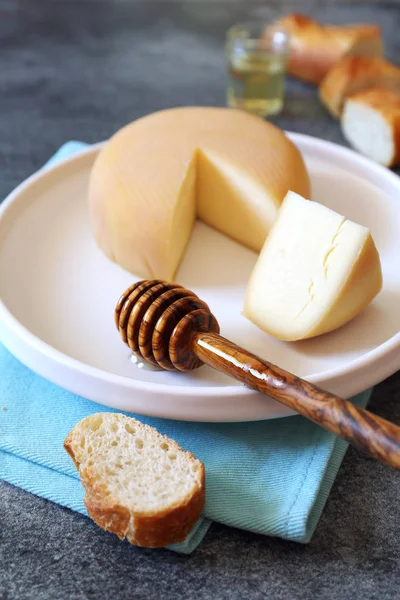Peynir, baget ve bal — Stok fotoğraf