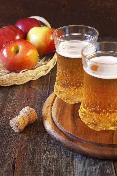 Дві склянки яблучного сидру та червоних яблук — стокове фото
