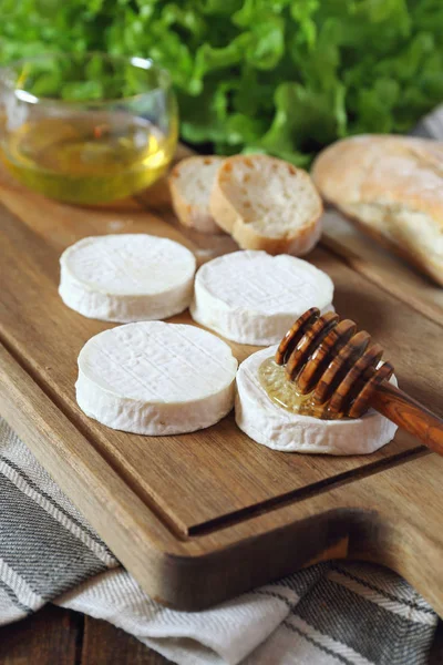 Morbido formaggio di capra francese Rocamadour, pane, miele e lattuga — Foto Stock