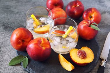 Yaz diyet soğuk içecek: saf su ile kuru soğan ve buz Detoks