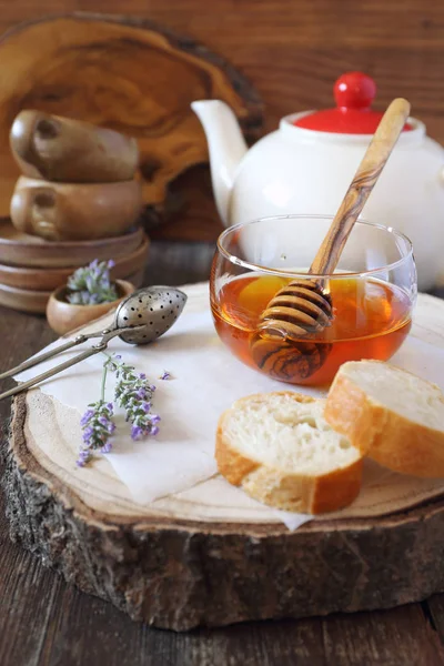 Лавандовий мед в скляній банці, квітучий лавандовий і скибочки ба — стокове фото
