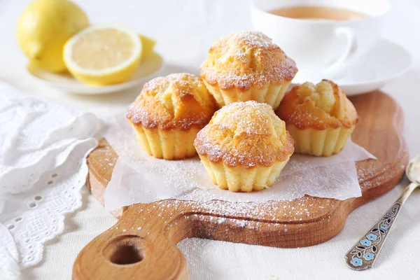 Muffins au citron et tasse de thé — Photo