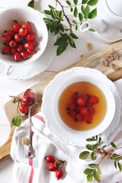 Kuşburnu çayı ve çilek 