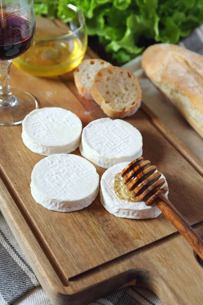 Morbido formaggio di capra francese Rocamadour, pane, miele, lattuga e gl — Foto Stock