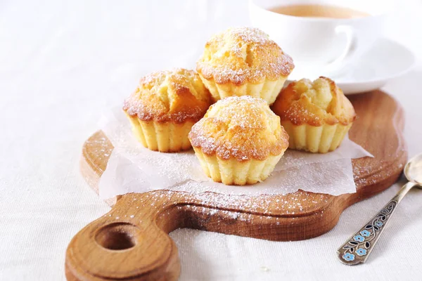 Muffins au citron et tasse de thé — Photo