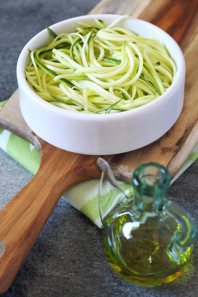 Вегетаріанська їжа: сирі кабачки спагетті та оливкова олія — стокове фото