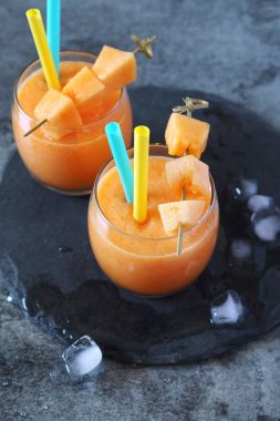 Soğuk kavun tropikal kokteyl, iki bardak