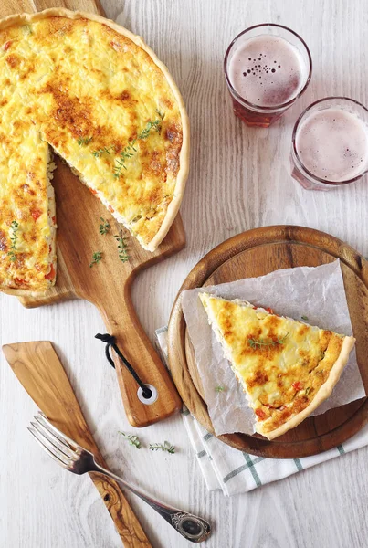 Meze: tavuk ve dolmalık biber salçası ve meyve bira