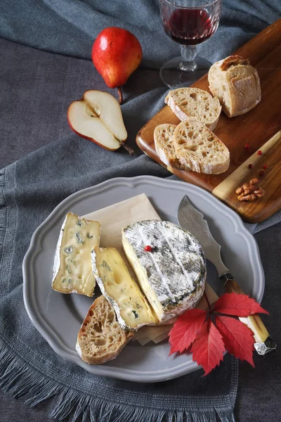 Bleu cendre, Franse mal koemelk kaas, brood en rode peren — Stockfoto