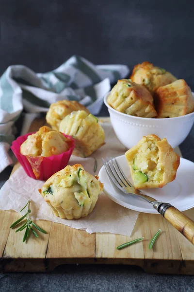 Peynir ve otlar ile pişmiş kabak kekler