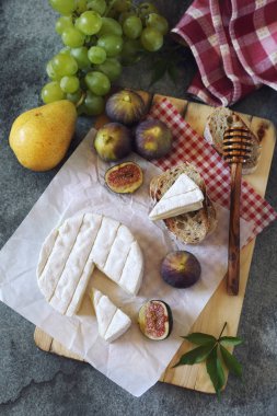 Keçi peyniri, incir, meyve ve ekmek