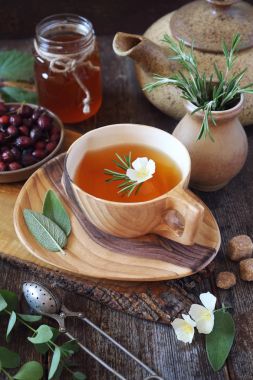 Şifalı otlar, köpek rose ve bal ile sağlıklı bitki çayı