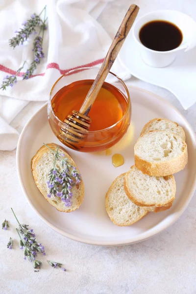 Лавандовий мед, квітучий лавандовий і скибочки багета — стокове фото