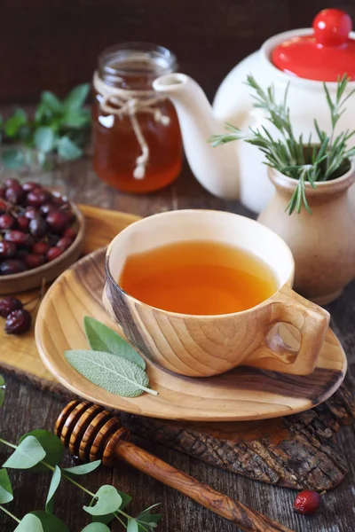 Здоровий трав'яний чай з лікарськими травами, трояндами та медом — стокове фото