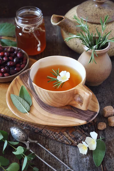 Şifalı otlar, köpek rose ve bal ile sağlıklı bitki çayı