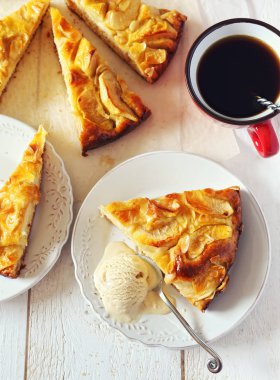 Elmalı pasta, dondurma ve kahve