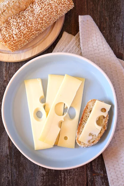 Maasdam peynir ve susam ekmek dilimleri