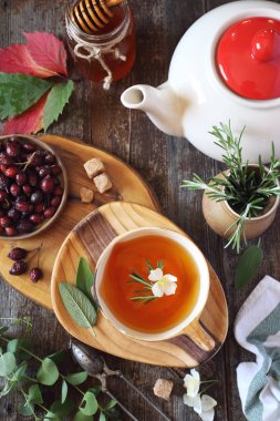 Şifalı otlar, köpek rose ve bal ile sağlıklı bitki çayı