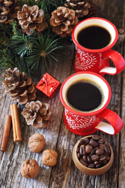 Winter coffee for two, coffee beans, pine cones and New-Year tre — Stock Photo, Image