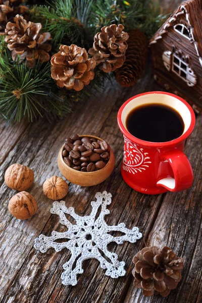 Taza de café, granos de café, conos de pino y decora de árbol de Año Nuevo — Foto de Stock