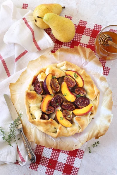 Domowe, figi, nektarynką i gruszki tart galette z miodem — Zdjęcie stockowe