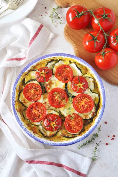 Цуккини и помидоры с соусом бешамель и сыром — стоковое фото