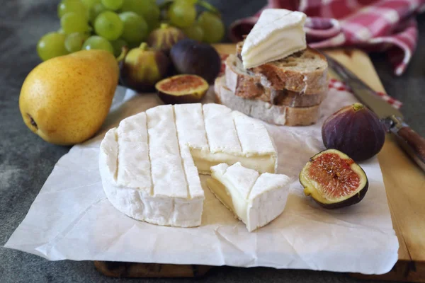 カマンベール チーズ、イチジク、果物、パン — ストック写真
